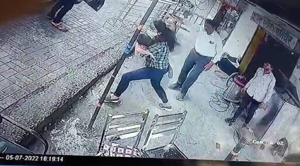 ६ वर्षांच्या मुलाचा आईसमोरच मृत्यू घटनाक्रम CCTV मध्ये कैद