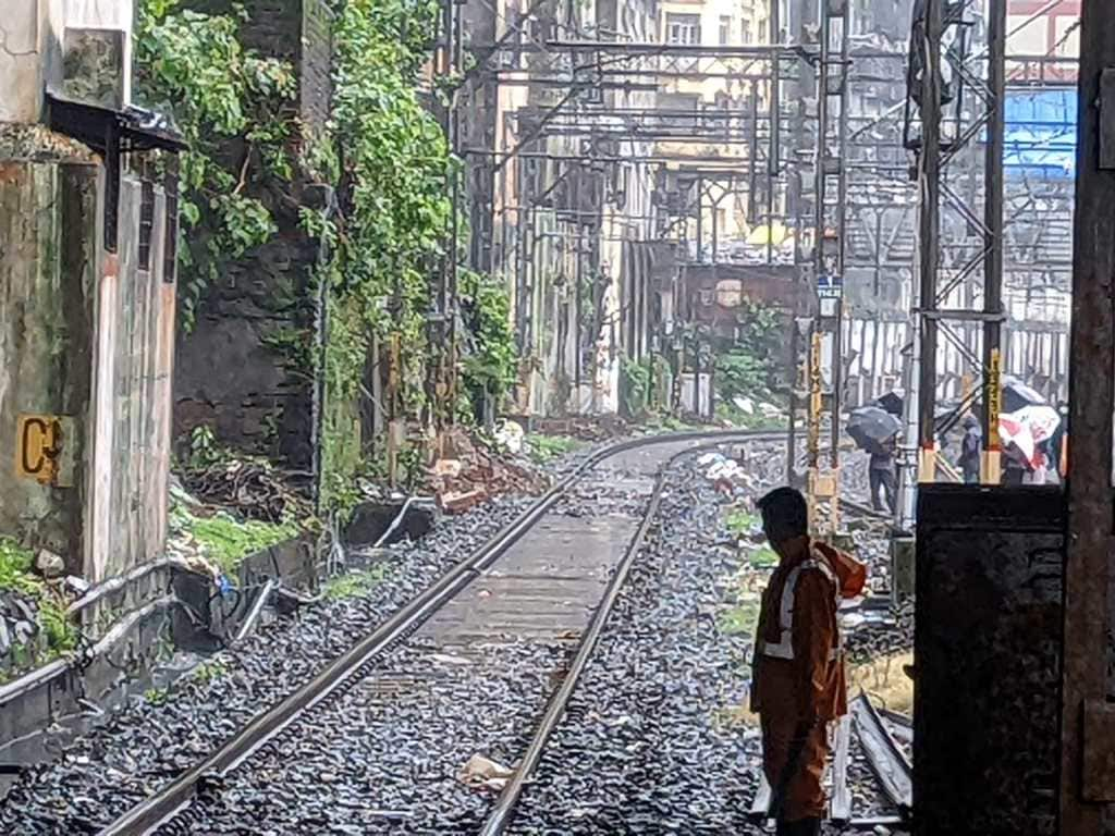 today mega block between 2 to 4 pm on between CSMT and Wadala