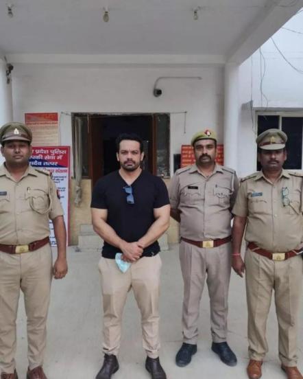 नोएडा पोलिसांनी पहिले गौरवला कलम १४४ चे उल्लंघन केल्याबद्दल ताब्यात घेतले, त्यानंतर त्याला २ तास कोठडीत ठेवल्यानंतर, तनेजाला नोएडा पोलिसांनी अटक केली.