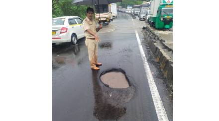 महामार्गवर खड्ड्यांचे साम्राज्य ( प्रतिनिधिक छायाचित्र )