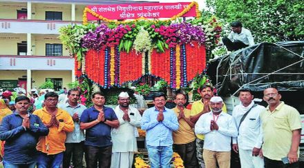 (त्र्यंबकेश्वरहून पंढरपूरच्या दिशेने निघालेल्या संत निवृत्तीनाथ पालखी सोहळय़ातील रथाला दररोज पुष्प सजावट करणारी मंडळी (छाया- राजेंद्र भांड))