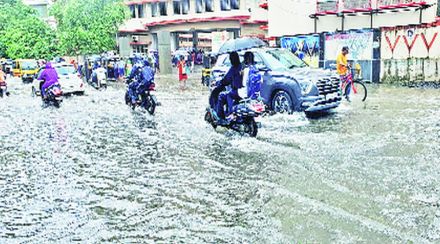 तालुक्यांत मुसळधार पाऊस ; जनजीवन विस्कळीत, जिल्ह्य़ात १०१ मिमी. पावसाची नोंद