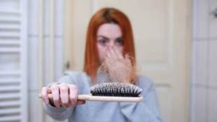 Does hair smell bad in the rainy season ?