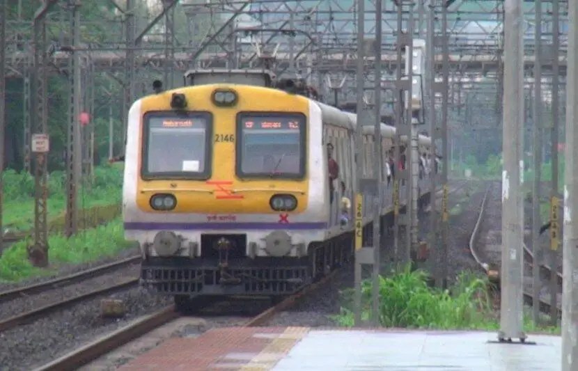 due to overhead wire problem thane nerul local service suspended for two and half hours