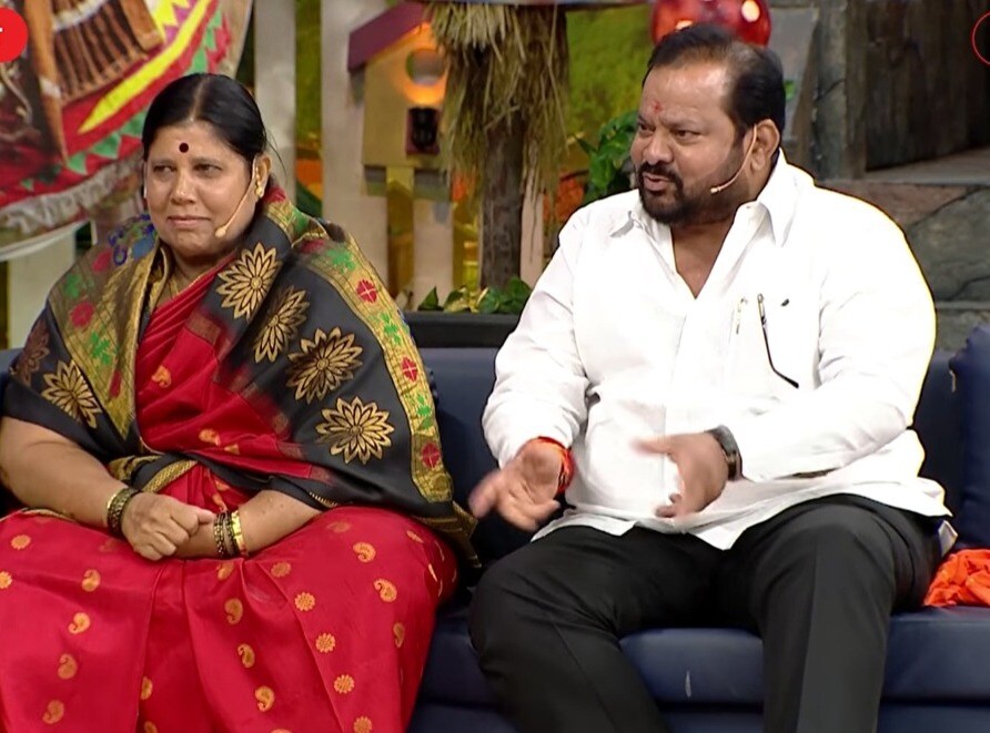 eknath shinde group rebel mla shahaji bapu patil with wife in chala hawa yeu dya talks about why he gave fake gold at time of marriage