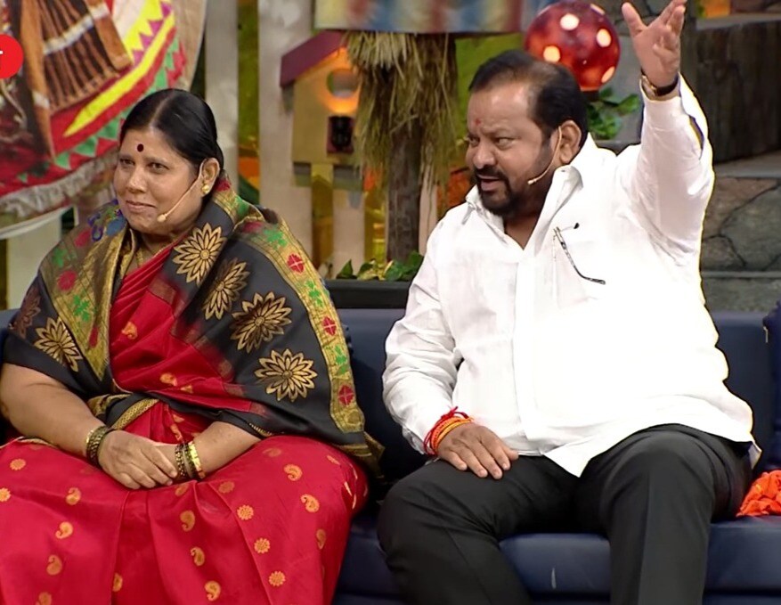 eknath shinde group rebel mla shahaji bapu patil with wife in chala hawa yeu dya talks about why he gave fake gold at time of marriage