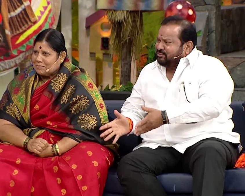 eknath shinde group rebel mla shahaji bapu patil with wife in chala hawa yeu dya talks about why he gave fake gold at time of marriage