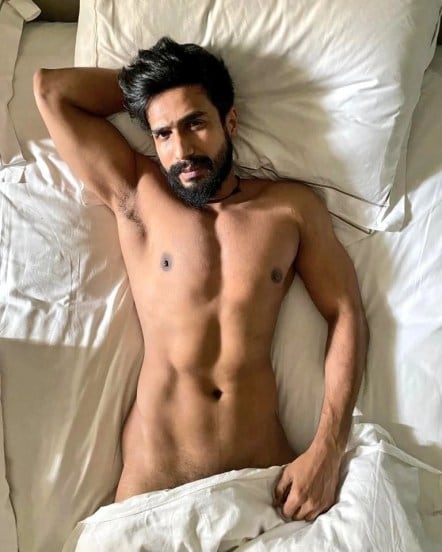 विष्णू विशालनं त्याचे सेमी न्यूड फोटो इन्स्टाग्रामवर शेअर करतानाच या फोटोंना दिलेल्या कॅप्शनमध्ये फोटोग्राफरचं नाव सांगितलं आहे.