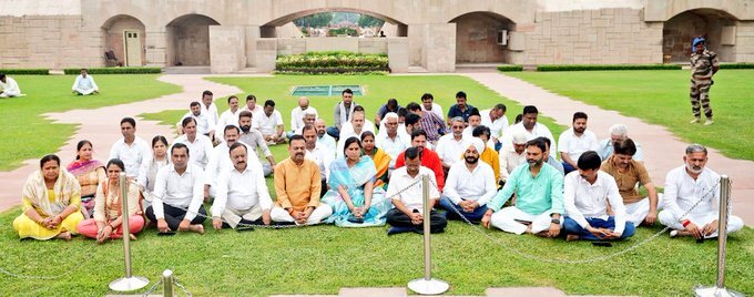 delhi cm arvind kejariwal with aap mla at rajghat