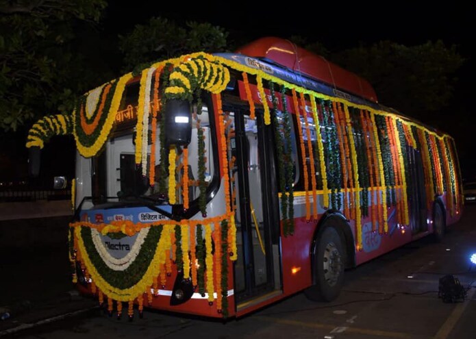  एकूण 65 प्रवासी प्रवास या बसमध्ये करु शकतात. पहिल्या मजल्यावर ३० सीट दुसऱ्या मजल्यावर ३५ सीट आहेत