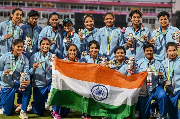 भारतीय महिला क्रिकेट संघाने राष्ट्रकुल क्रीडा स्पर्धेत रौप्य पदक पटकावले आहे. यावेळी भारतीय राष्ट्रध्वजासह त्यांनी फोटोही काढलेत.