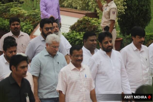 delhi cm arvind kejariwal with aap mla at rajghat