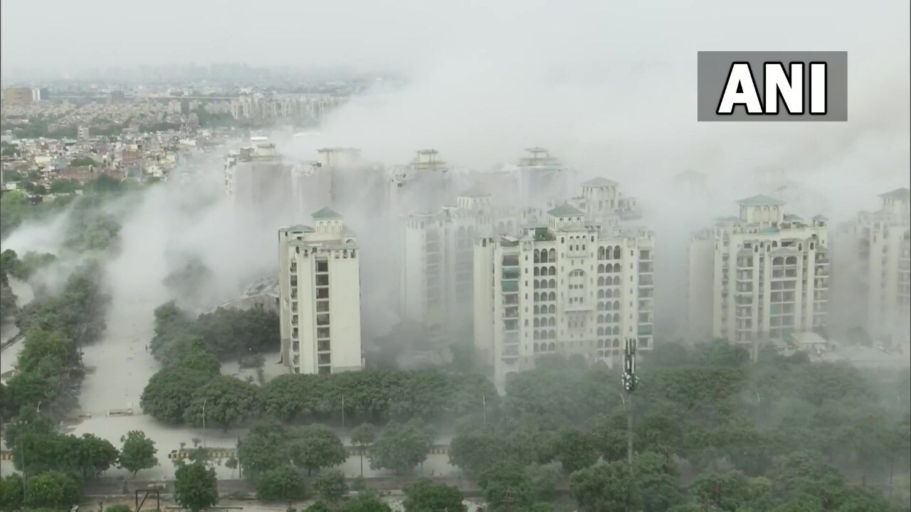    तब्बल ३ हजार ७०० किलो स्फोटकांचा वापर करून हे ट्विन टॉवर्स पाडण्यात आले आहेत. पाडकामानंतर परिसरात धुळीचं साम्राज्य निर्माण झालं आहे.