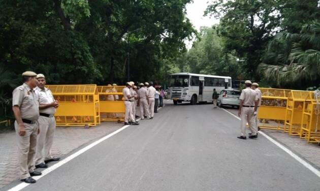 आम्ही घाबरणाऱ्यांमधले नाही. आम्ही नरेंद्र मोदींना घाबरत नाही. समजलं का? काही फरक पडणार नाही. देशाचं संरक्षण करणं, येथील लोकशाहीचं संरक्षण करणं देशातील ऐक्य जपणं हे माझं काम आहे आणि मी ते करत राहणार, असे म्हणत राहुल यांनी भाजपाला थेट आव्हान दिलं आहे. (PTI)