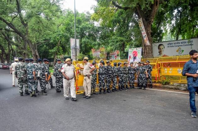 तसेच आमच्यावर कितीजरी कारवाई केली तरी आमचा आवाज दाबला जाऊ शकत नाही. यांच्या पायाखालची जमीन हादरली आहे, अशी टीका अभिषेक मनू सिंघवी यांनी केली. (PTI)