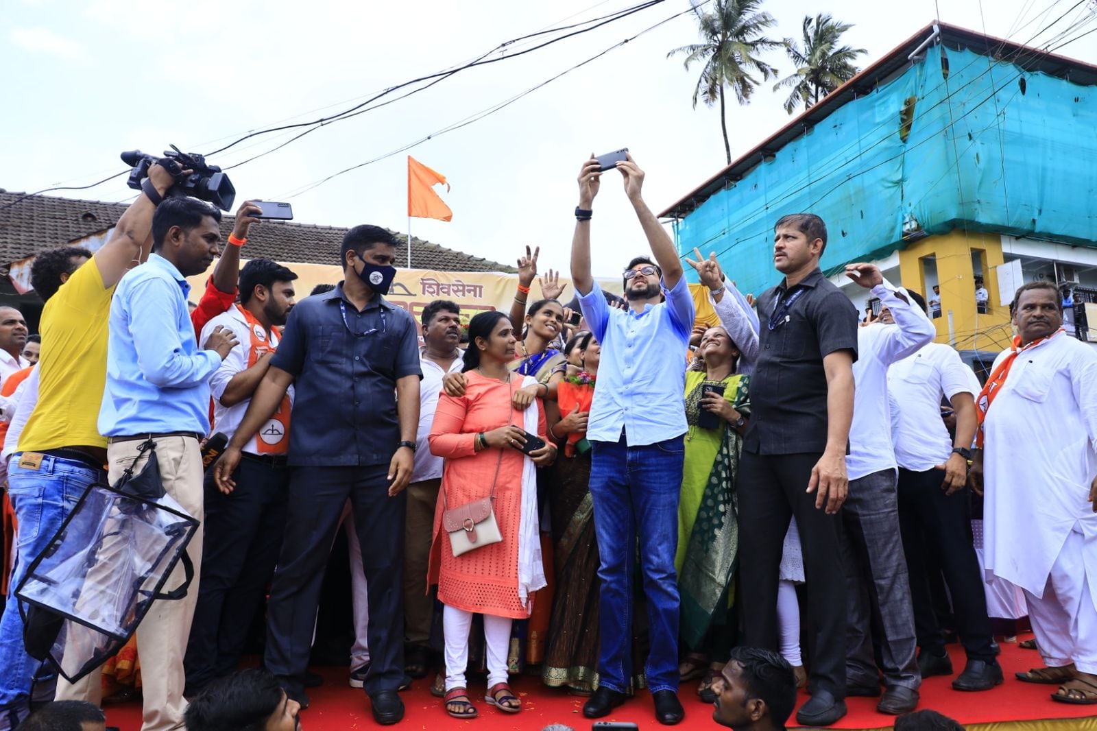 Eknath Shinde Group Spokesperson deepak kesarkar on crowd at aditya thackeray sawantwadi rally