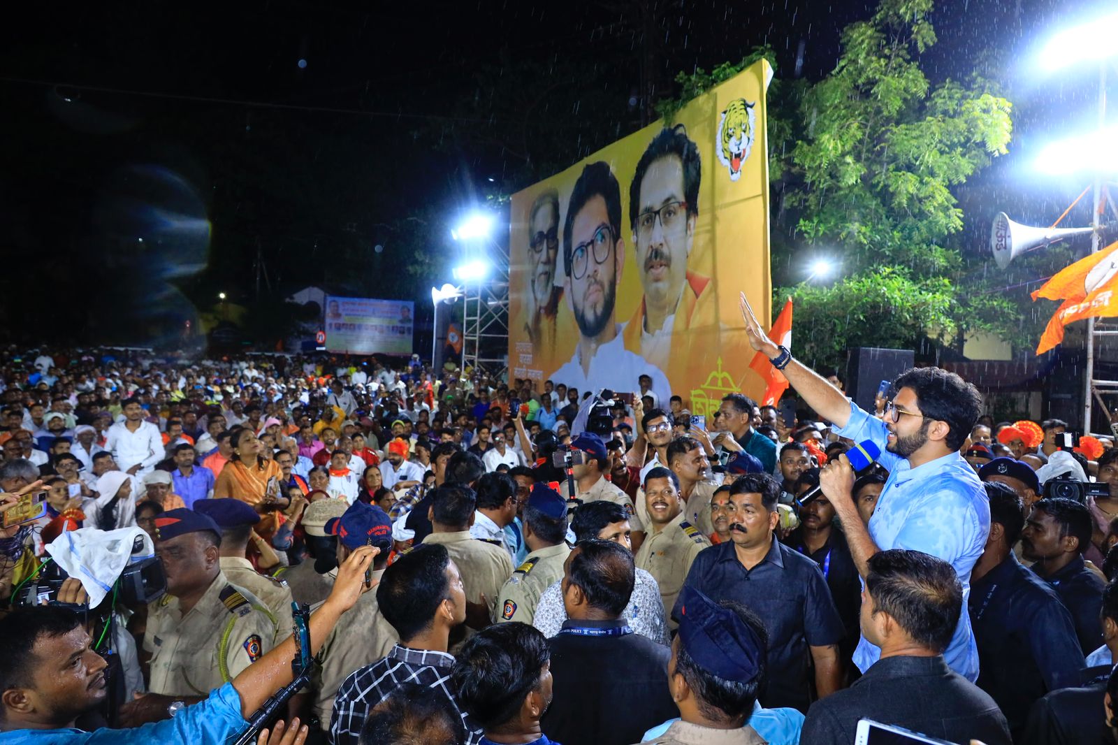 Eknath Shinde Group Spokesperson deepak kesarkar on crowd at aditya thackeray sawantwadi rally