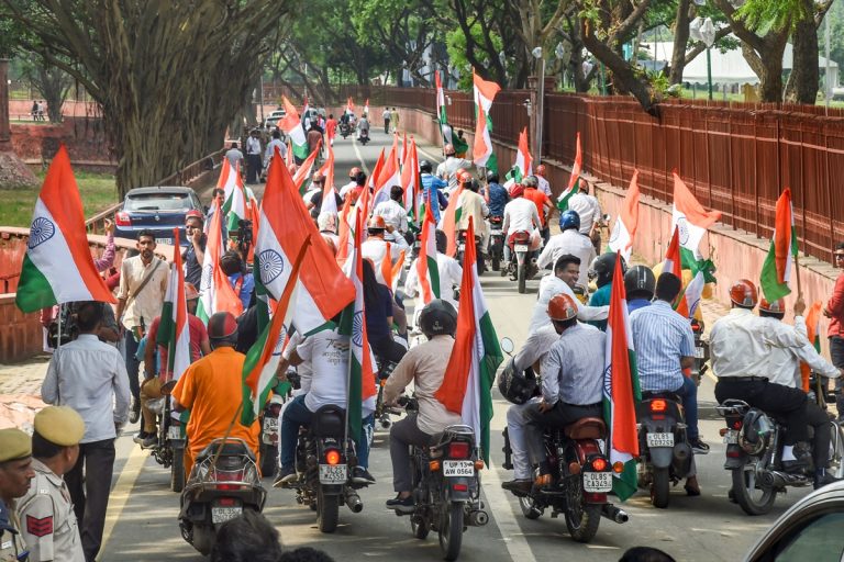 या तिरंगा रॅलीत मोठ्या संख्येने लोक सहभागी झाले होते.