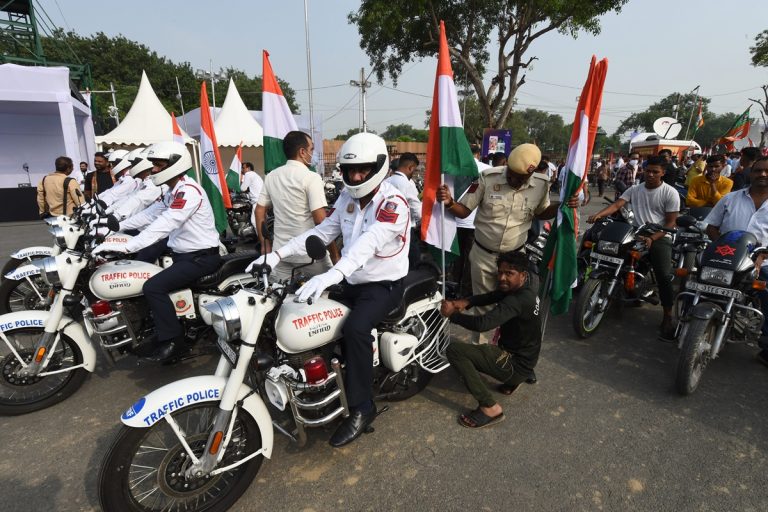 या तिरंगा रॅलीत वाहतूक पोलीसही सहभागी झाले होते.