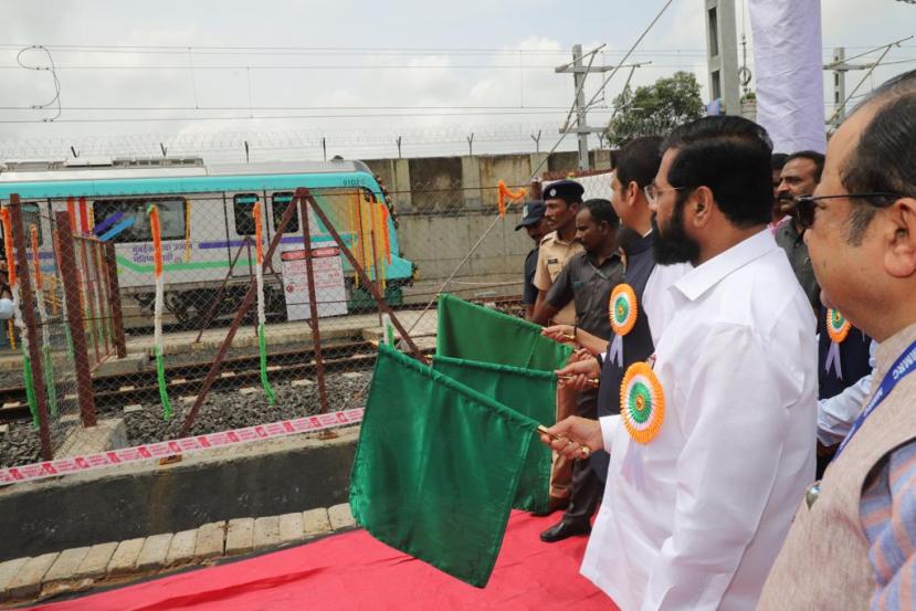 मुख्यमंत्री एकनाथ शिंदे यांनी मुंबईच्या मेट्रो ३ च्या चाचणीला हिरवा झेंडा दाखवताना विरोधकांना जोरदार टोले लगावले. 