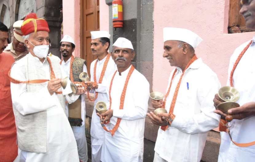 तुकोबारायांच्या मुख्य मंदिरात भगतसिंह कोश्यारी यांचं टाळ, मृदंगाच्या गजरात स्वागत करण्यात आलं.