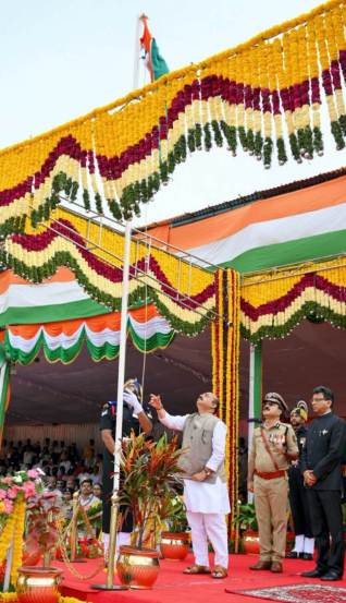 कर्नाटकचे मुख्यमंत्री बसवराज बोम्मई यांनी बंगळुरूमधील परेड मैदानावर राष्ट्रध्वज फडकावला.