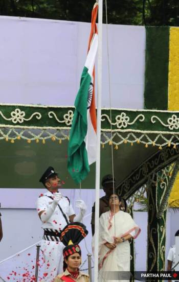 पश्चिम बंगालच्या मुख्यमंत्री ममता बॅनर्जी यांनी कोलकातामधील रेड रोडवर आयोजित स्वातंत्र्यदिनाच्या कार्यक्रमात तिरंगा फडकावला.