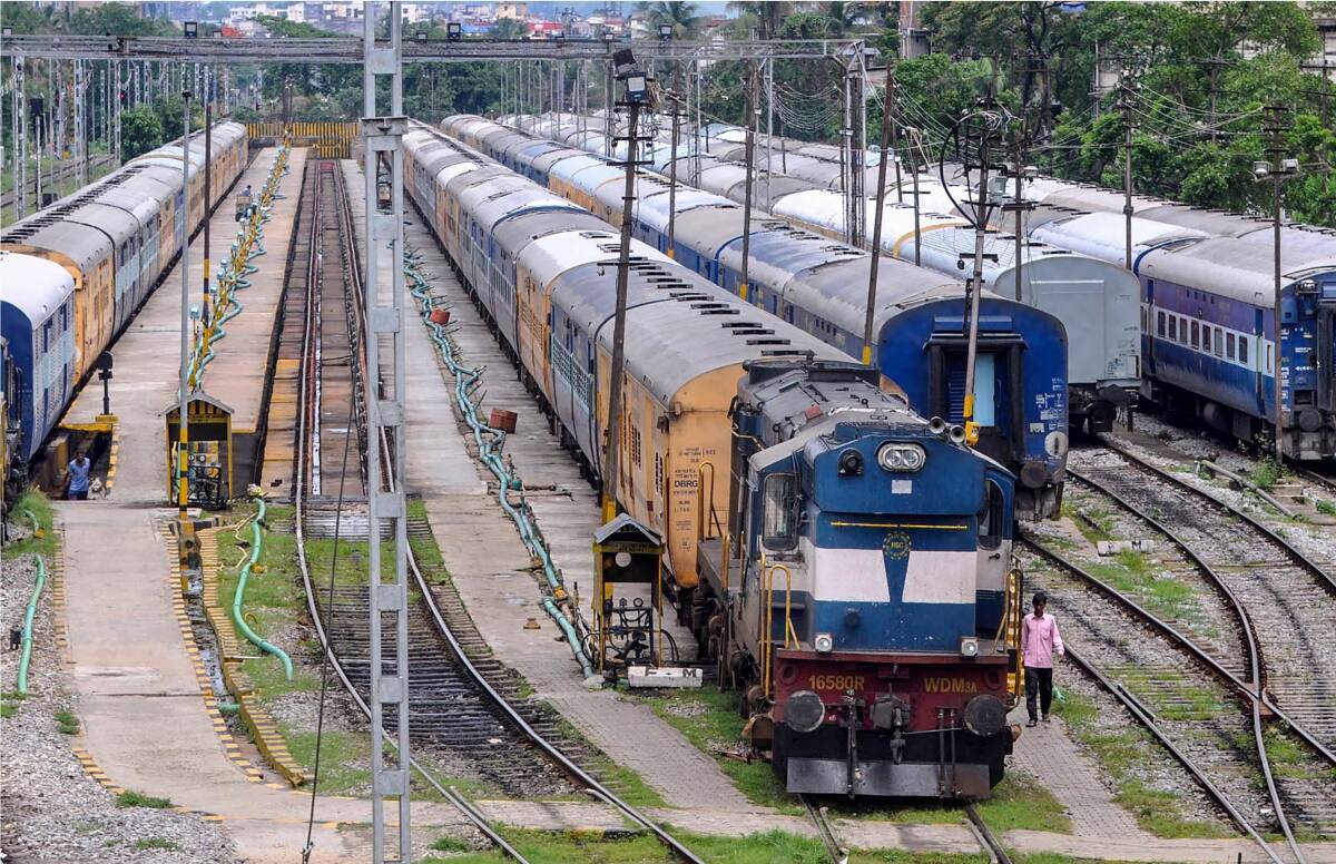 भारतीय रेल्वे हा प्रत्येक सामान्य माणसाच्या जीवनाचा अविभाज्य भाग आहे. रेल्वे दररोज हजारो गाड्या चालवते. लोकांचा वेळ वाचवण्यासाठी रेल्वेने गेल्या काही वर्षांत अनेक प्रीमियम ट्रेन सुरू केल्या आहेत.