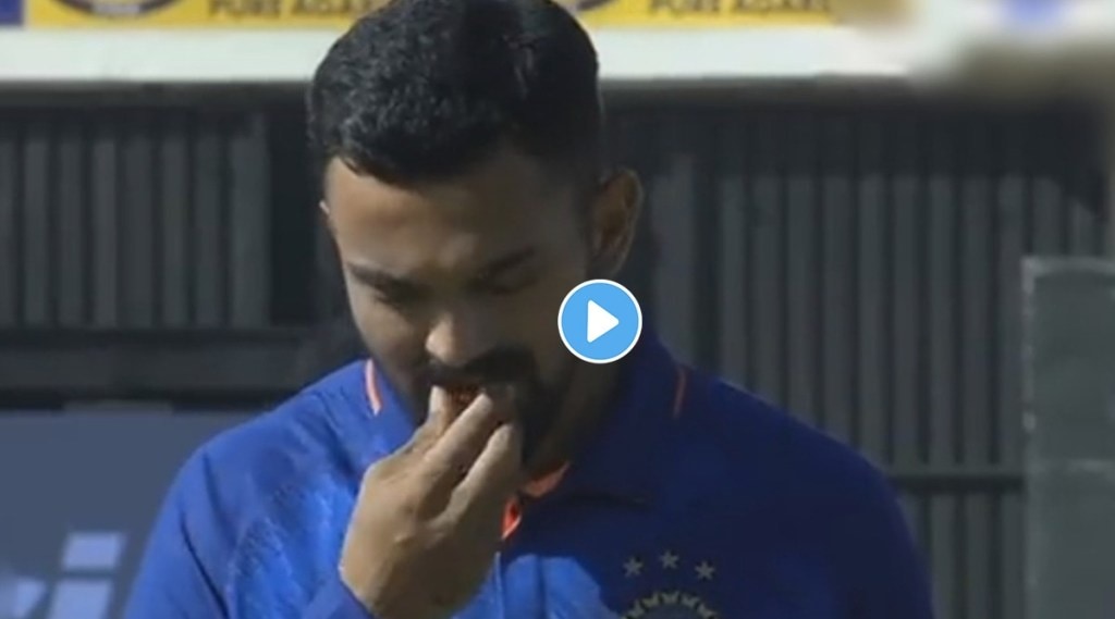 IND vs ZIM 1st ODI: राष्ट्रगीत सुरू होताच केएल राहुलने तोंडातील च्युईंग गमचे काय केले? Video सोशल मीडियावर व्हायरल