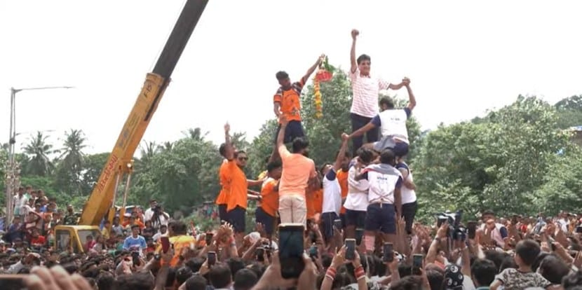 किरीट सोमय्या केवळ दहीहंडी कार्यक्रमात सहभागी झाले नाही, तर स्वतः तीन थराच्या दहीहंडीवर चढले आणि हंडी फोडली.