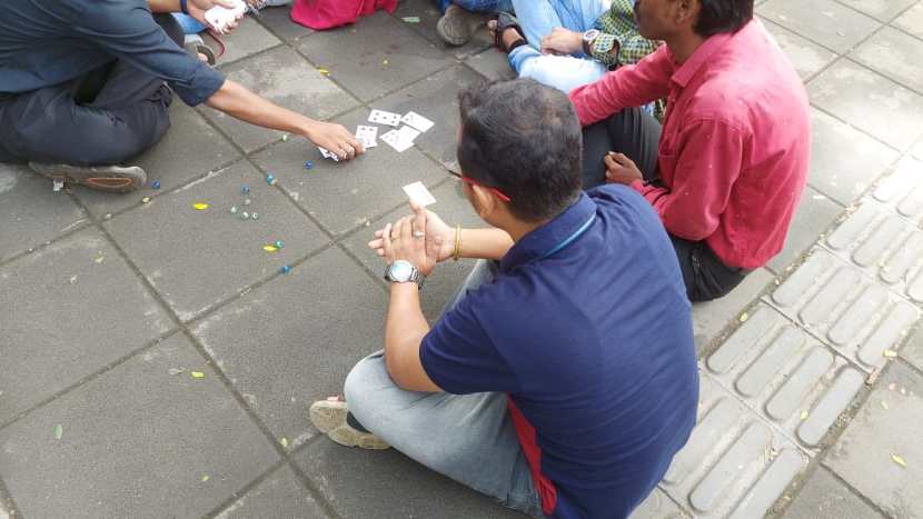 तरूण कार्यकर्त्यांनी फूटपाथवरच बैठक मांडत पत्ते खेळले