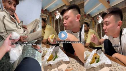 Japanese-Food-Vlogger-Share-Vada-Pav-With-Old-Man