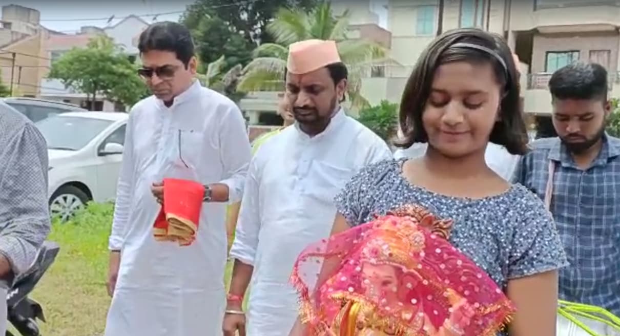 राष्ट्रवादी काँग्रेसचे आमदार अमोल मिटकरी यांच्या घरीही गणरायाची प्रतिष्ठापना करण्यात आली. आजपासून राज्यभरात गणेशोत्सवाची सुरूवात होत आहे. ढोल ताशाच्या गजरात मिटकरी यांच्या घरी बाप्पाचं आगमन आगमन झाले.