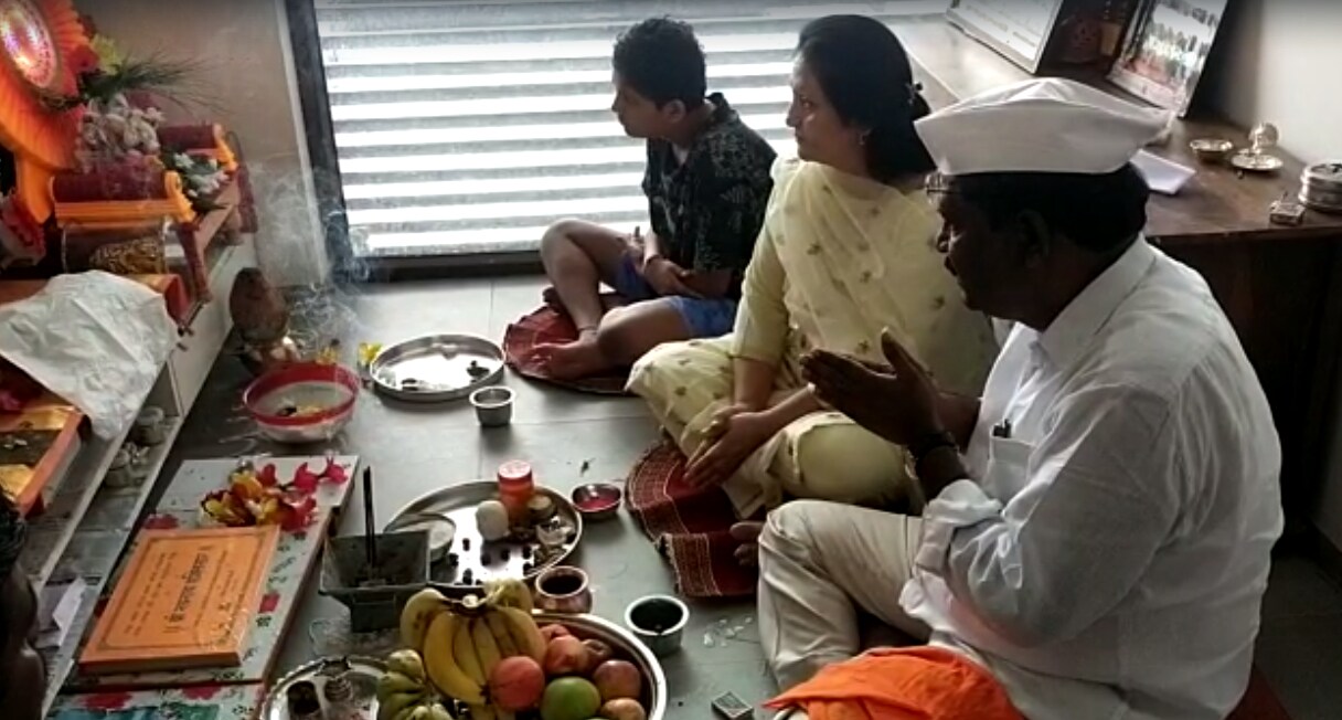 भाजपचे आमदार सुरेश धस यांच्या आष्टी येथील निवासस्थानी गणपती बाप्पाचं आगमन झाल आहे. बाप्पाची प्रतिष्ठापना केल्यानंतर धस यांनी गणरायाची पूजा केली. यंदा जिल्ह्यात पावसाने दडी मारली त्यामुळे बळीराजा चिंतेत आहे. गणरायाच्या आगमना बरोबरच पावसाचे आगमन होऊन शेतक-याचे संकट दूर व्हावं असं साकडं धस यांनी बाप्पाकडे घातले आहे.