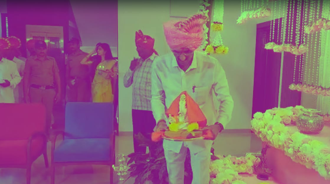 साताऱ्यात राज्य उत्पादन शुल्क मंत्री शंभूराज देसाई यांच्या घरी गणपती बाप्पाचे आगमन मोठ्या थाटात झाले आहे. सनई चौघाड्यांच्या निनादात पालखीतून गणेशाची वाजतगाजत मिरवणूक पोवई नाक्यावरील निवासस्थानापर्यंत काढण्यात आली. यावेळी त्यांचे कुटुंबीयदेखील उपस्थित होते.