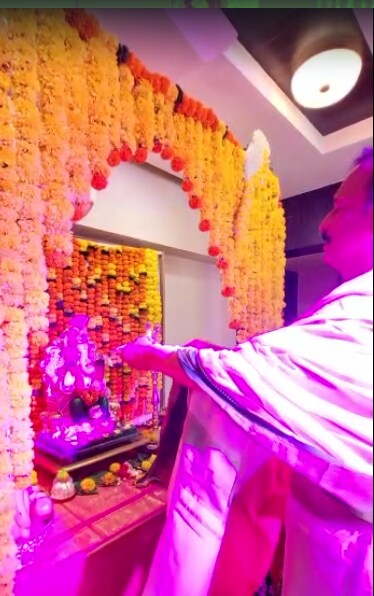 काँग्रेस नेते भाई जगताप यांच्या घरीही गणपती बाप्पाचे आगमन झाले. यावेळी बाप्पाची आरतो ओवाळत गणरायाचे स्वागत केले.
