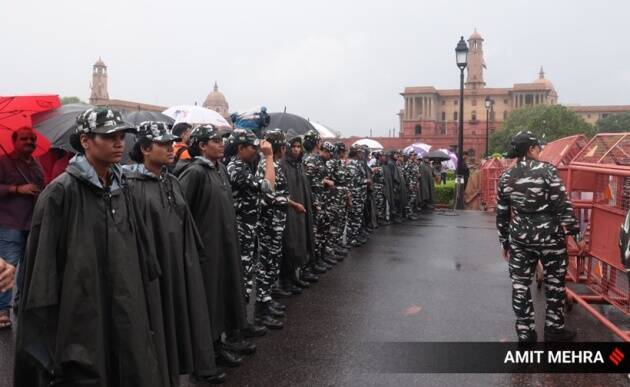 राजधानीत अनेक ठिकाणी सुरक्षा व्यवस्था कडक करण्यात आली होती. (एक्स्प्रेस फोटो अमित मेहरा)