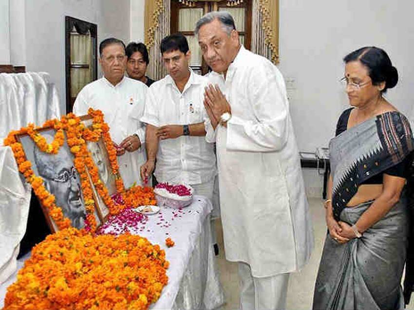 प्रयागराजच्या लोकसभा खासदार रिता बहुगुणा जोशी यांचे भाऊ विजय बहुगुणा हे उत्तराखंडचे मुख्यमंत्री राहिले आहेत.