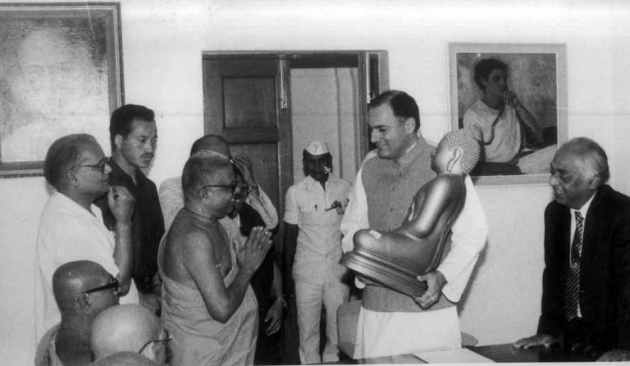 (श्रीलंकेतील बौद्ध भिक्षू शिष्टमंडळाकडून राजीव गांधींना भगवान बुद्धाची प्रतिमा भेट) श्रीलंकेतील एलटीटीईच्या आत्मघाती हल्लेखोरांकडून २१ मे १९९१ रोजी राजीव गांधींची हत्या करण्यात आली.