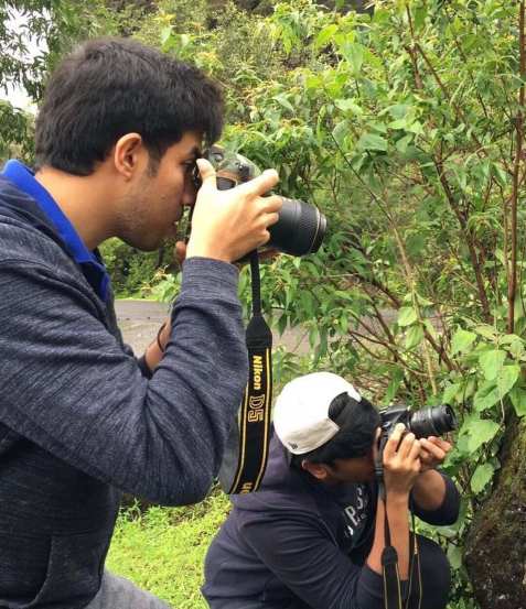 तेजस ठाकरे यांना राजकीय वारसा असला तरी त्यांनी आपली वेगळी ओळख निर्माण केली आहे. त्यामुळे निसर्गात रमणारे, खेकड्यांच्या प्रजातींचा शोध लावणारे तेजस ठाकरे राजकारणात प्रवेश कऱणार का? याची उत्सुकता आहे.