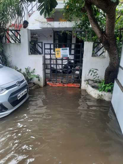 कळमना बाजार परिसरातील वस्त्यांसह नरेंद्रनगर परिसरातील अनेक वस्त्यांना पावसाचा फटका बसला.