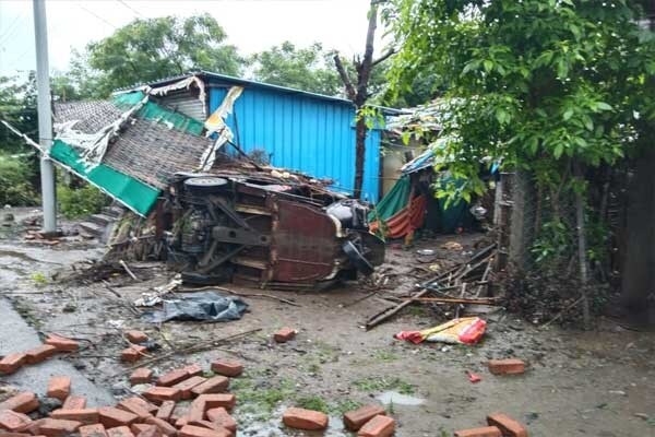 वरूड शहरातील सखल भागात पुराचे पाणी शिरले असून अनेक घरांची पडझड झाली.