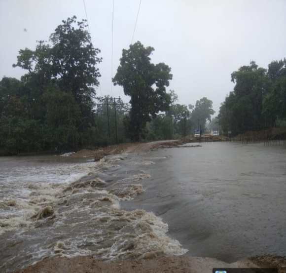 चंद्रपूर गडचिरोली जिल्ह्यात मुसळधार पावसामुळे मूलचेरा-आष्टी, आलापल्ली-भामरागड आदी मार्ग बंद झाले आहेत.