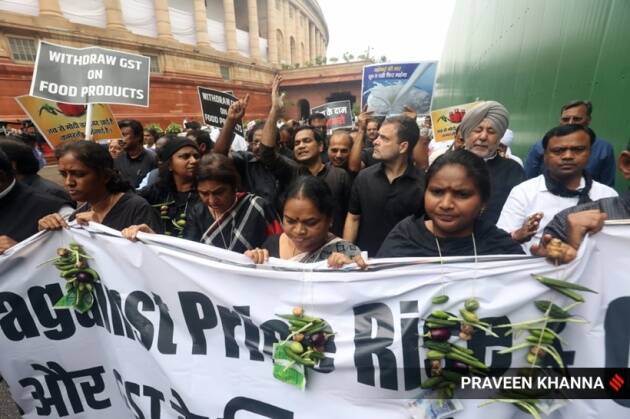 काळे कपडे घालून आंदोलकांनी संसदेपासून राष्ट्रपती भवनापर्यंत मोर्चा काढला. (एक्स्प्रेस फोटो प्रवीण खन्ना)