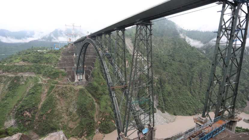 जम्मू आणि काश्मीरमधील जगातील सर्वात उंच चेनाब रेल्वे ब्रिज हा भारताच्या पायाभूत सुविधा क्षेत्रातील एक मैलाचा दगड ठरणार आहे. या महिन्यात ब्रिजचे काम पूर्ण होण्याची शक्यता आहे.