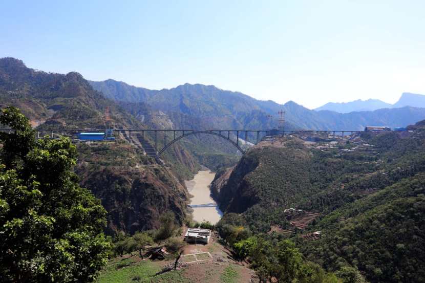 जम्मू आणि काश्मीरच्या रियासी जिल्ह्यातील कौरी गावाजवळ सलाल धरणाच्या वरच्या बाजूला या ब्रिजचे काम सुरू आहे.