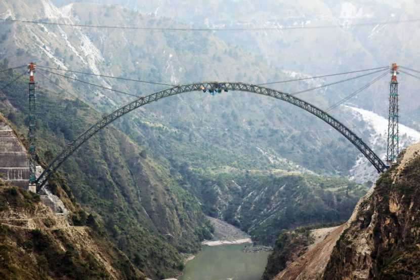 तर आर्चच्या बांधकामात १०,६२० मेट्रिक टन स्टीलचा वापर झाला आहे.