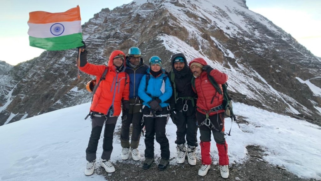 Tricolor hoisted at 6 thousand meters