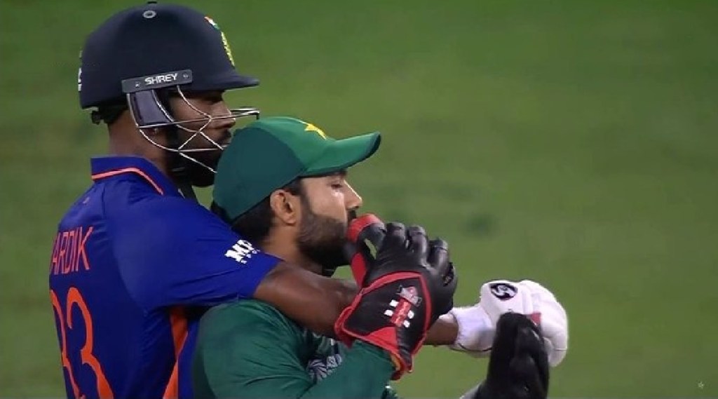 Hardik Pandya grabs Mohammad Rizwan by the neck