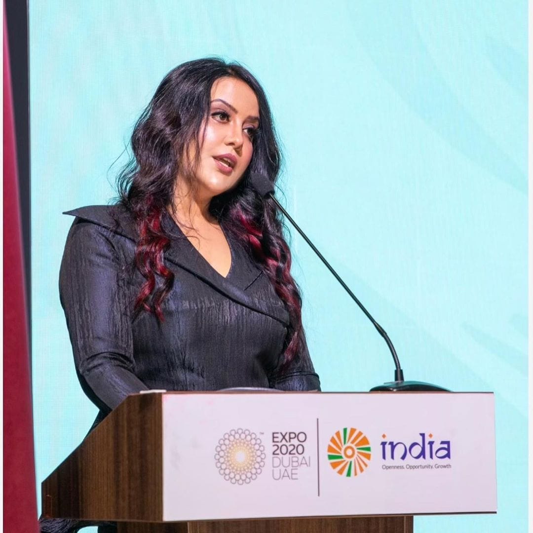 amruta fadnavis news devendra fadnavis wife